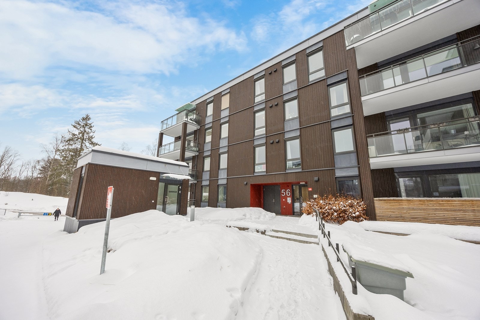 Bygget er fra 2022 og har en moderne fasade kledd med panel. Galleribilde