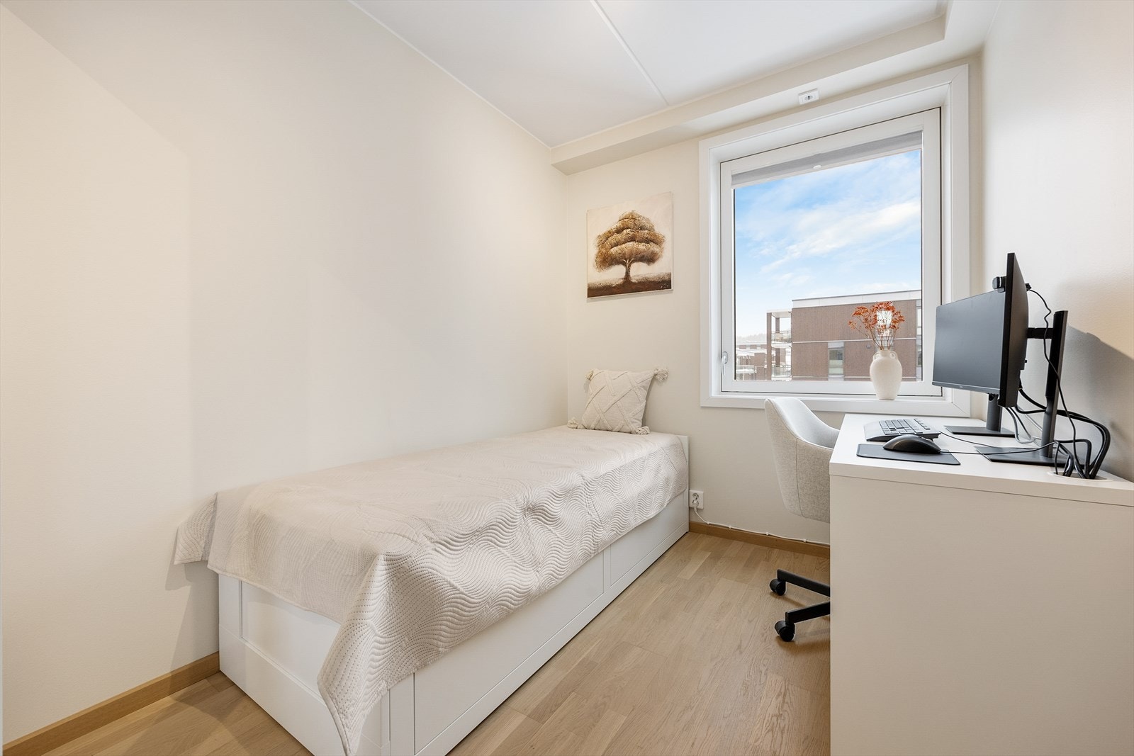 Det tredje soverommet er ideelt som hjemmekontor eller et ekstra soverom etter behov. Galleribilde