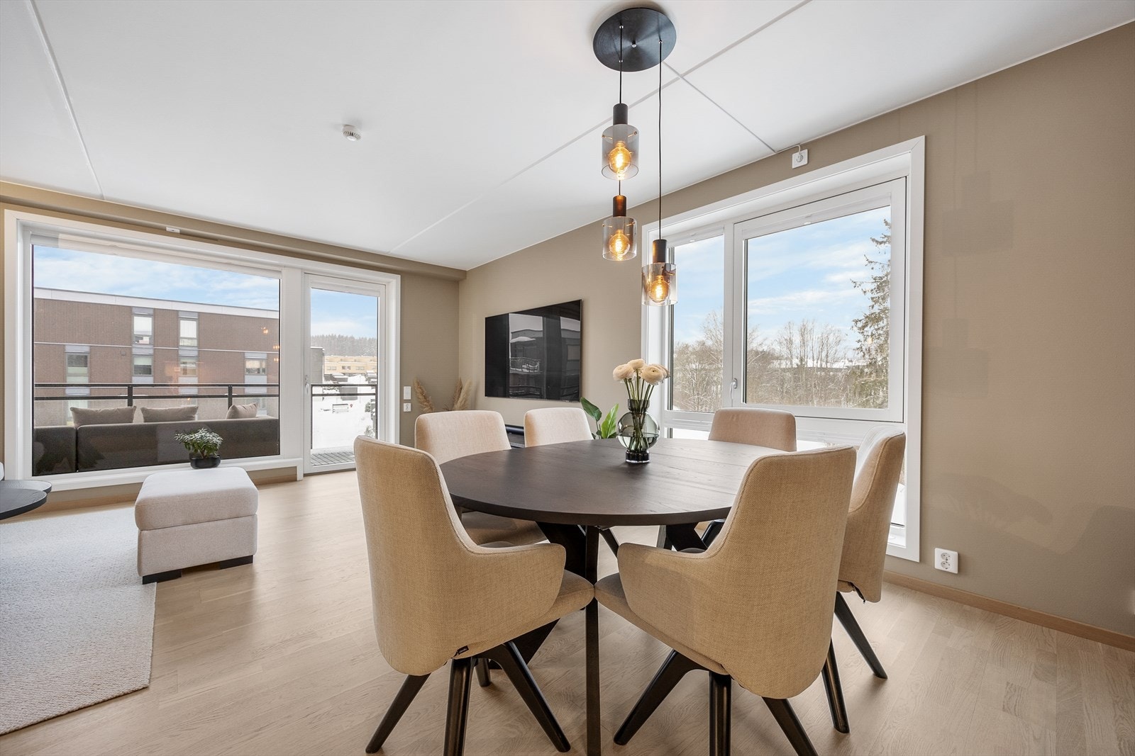 Den generøse himlingshøyden på 2,50 meter gir en luftig og åpen atmosfære i rommet. Galleribilde