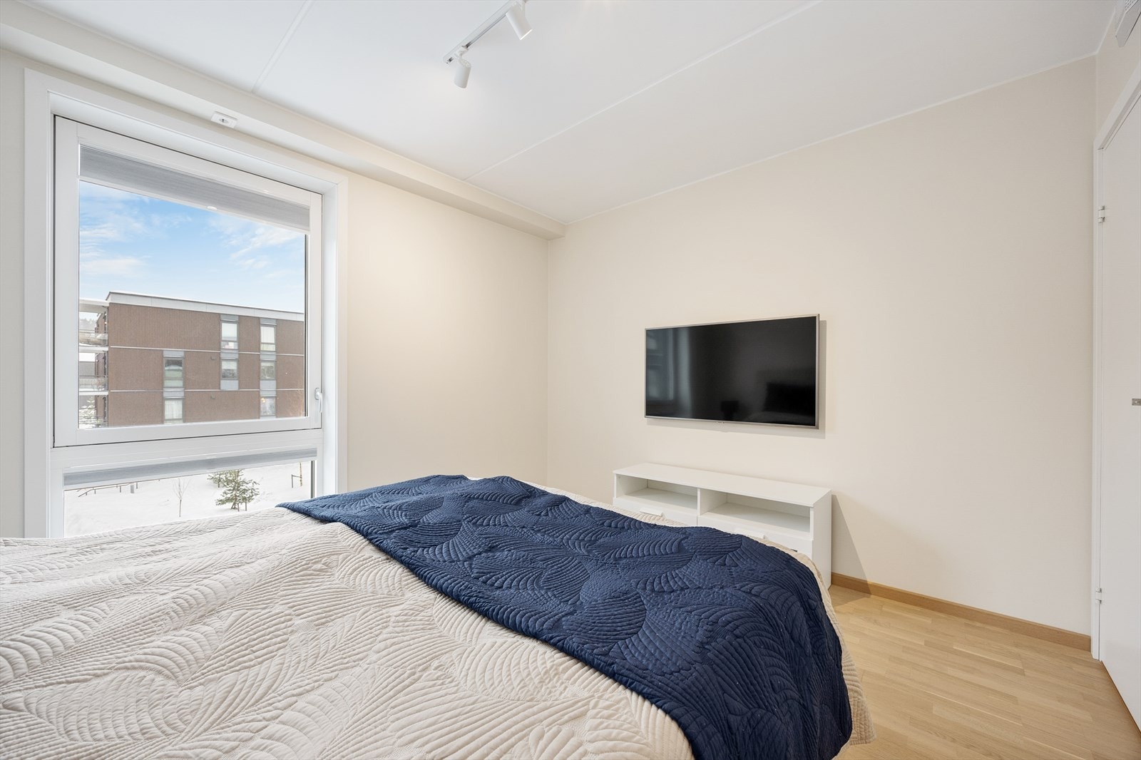 Store vinduer med isolerglass fra byggeåret gir godt med naturlig lys inn på soverommet. Galleribilde