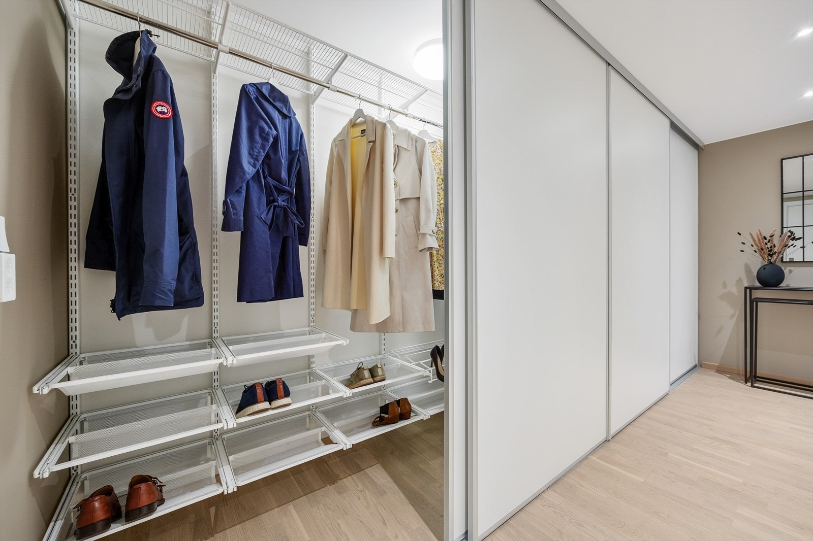 En stor skyvedørsgarderobe i gangen gir rikelig med oppbevaringsplass for yttertøy og sko. Galleribilde