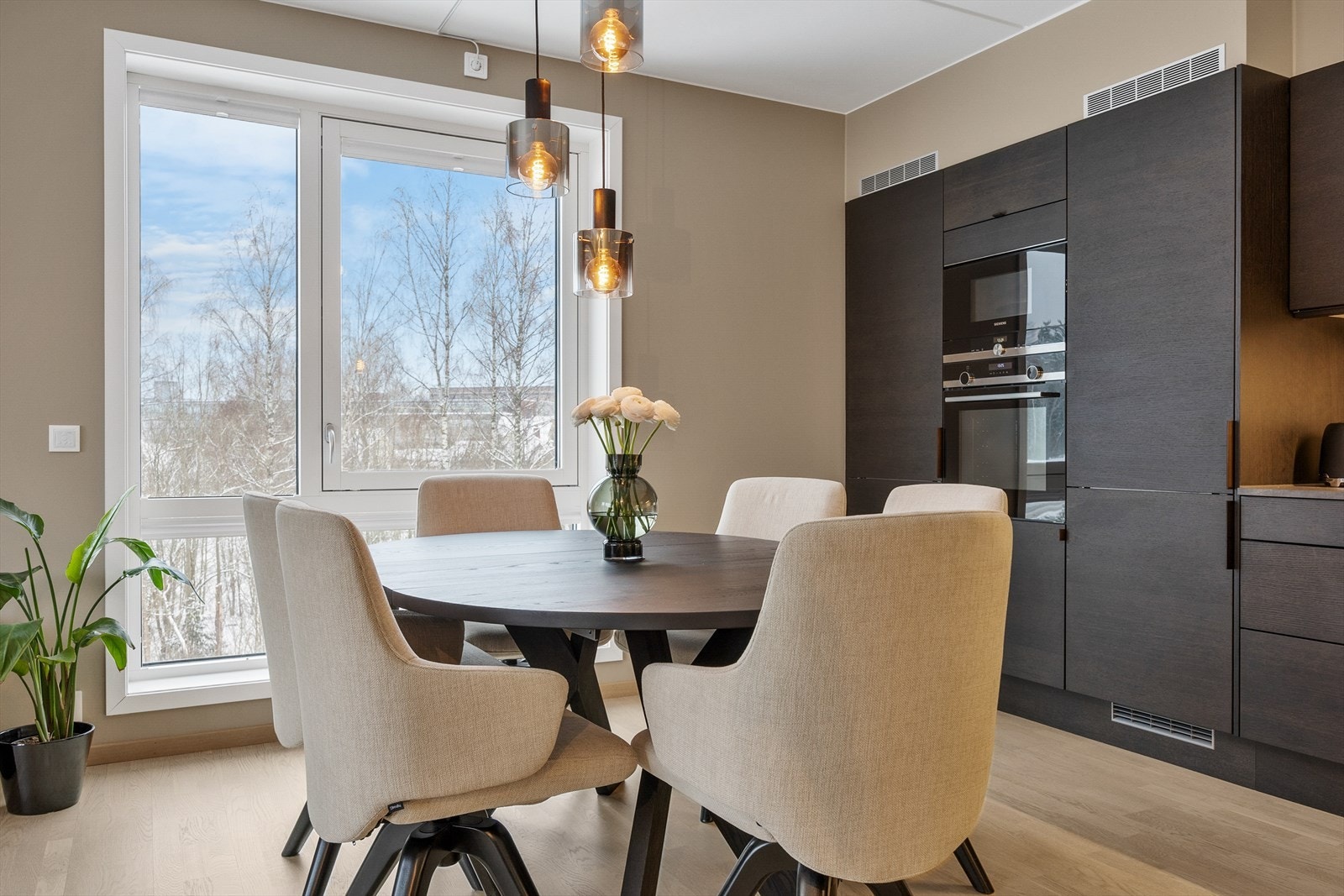 Spiseplassen er naturlig plassert ved vinduet, med plass til hyggelige måltider. Galleribilde