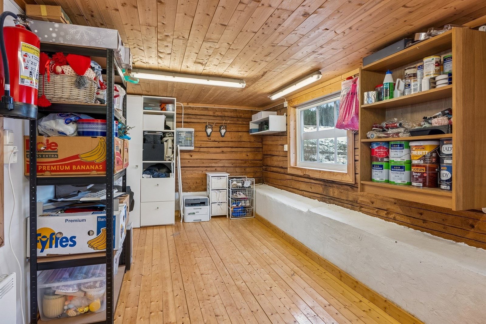 I driftsbygget er det to rom med innlagt varme, samt at det er vannuttak i en bod. Galleribilde