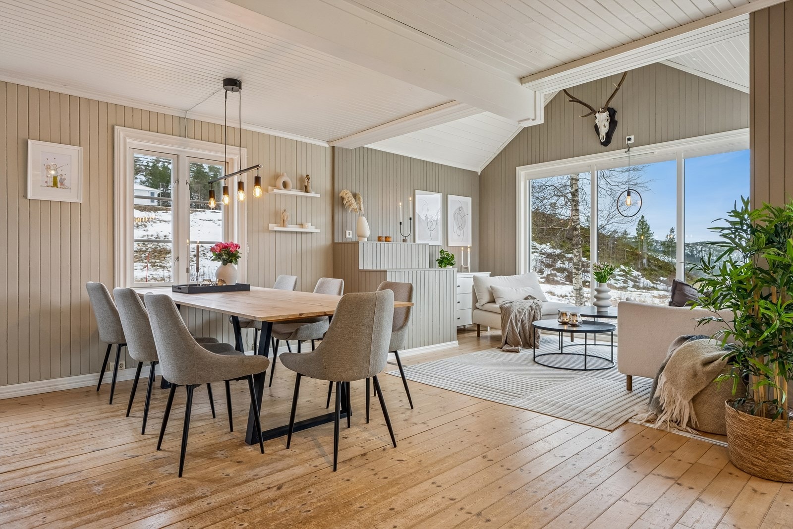 Innvendige vannledninger er av plast (rør i rør). Deler oppgradert i 2005 og resterende av vannrør i 2023. Tilstandsgrad 1. Galleribilde