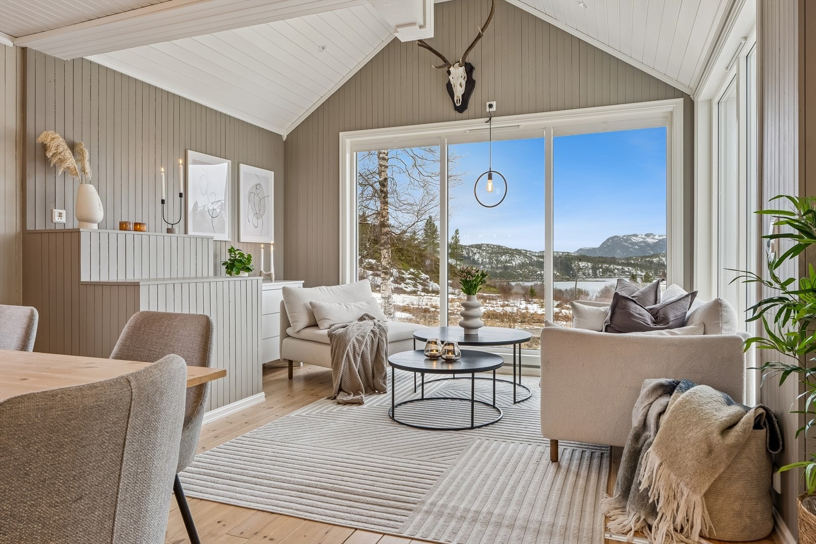 God takhøyde og store vindusflater gir rikelig med naturlig lysinnslipp. Galleribilde