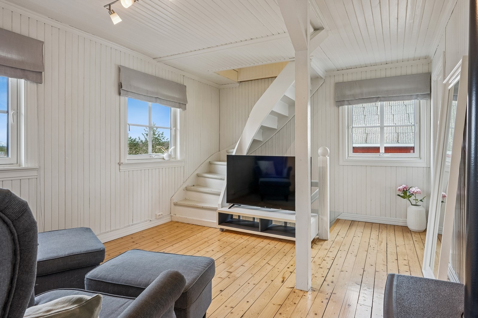 Kjellerrom på ca. 22 kvm. Varmtvannstank er plassert i kjeller. Denne er fra 2024 og er på 300 liter. Tilstandsgrad 1. Galleribilde