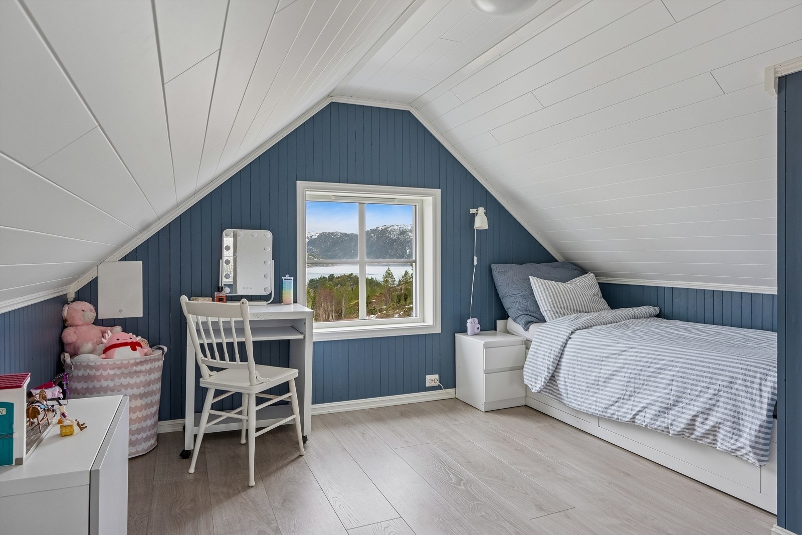 Loftsetasjen ble etterisolert i 2017. Galleribilde