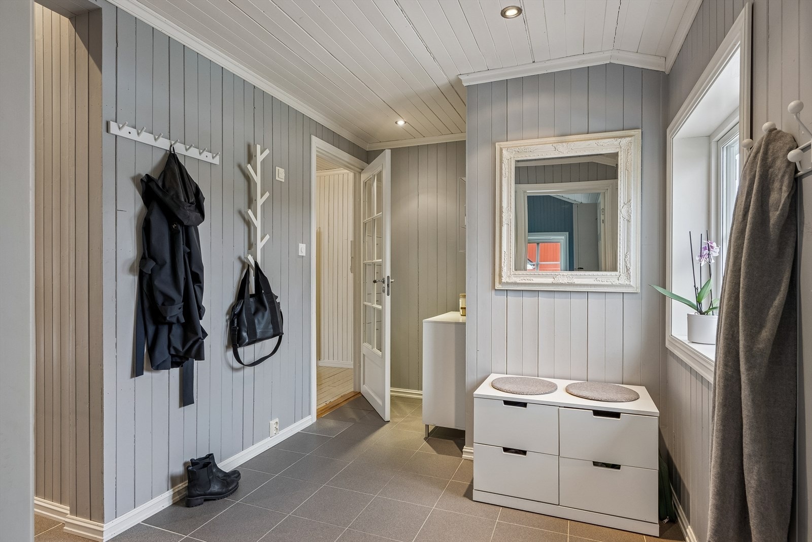 Gang på ca. 11 kvm med god plass til å henge fra seg klær og sko. Galleribilde