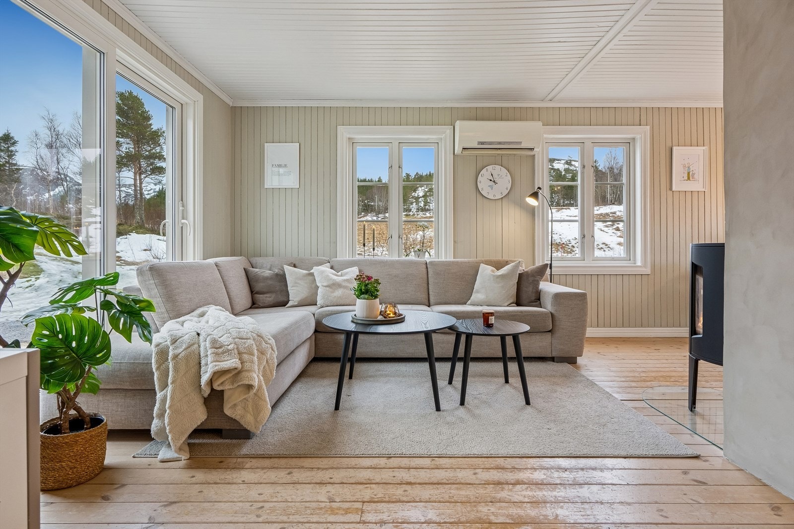 Vegg med balkongdør i stue ble innvendig etterisolert i 2025. Balkongdør fra 2018. Galleribilde