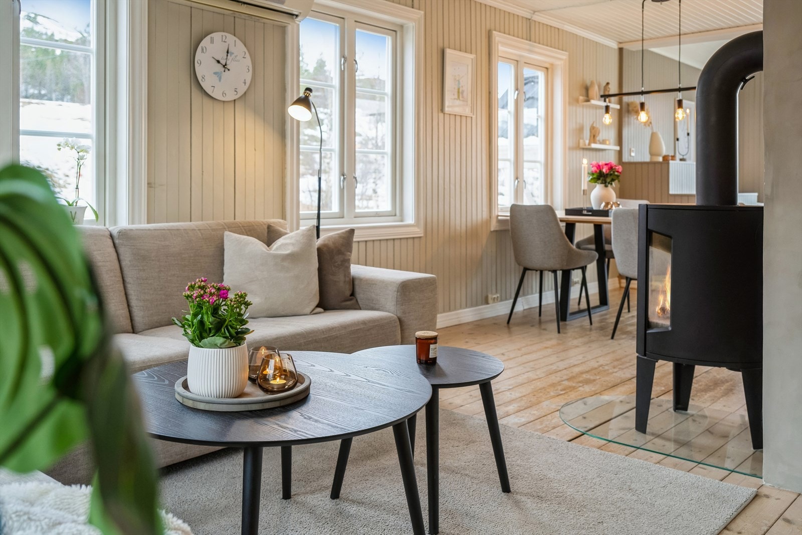 Bygningen har malte trevinduer med 2-lags glass. Vinduer ble oppgradert mellom 2017-2020. Galleribilde