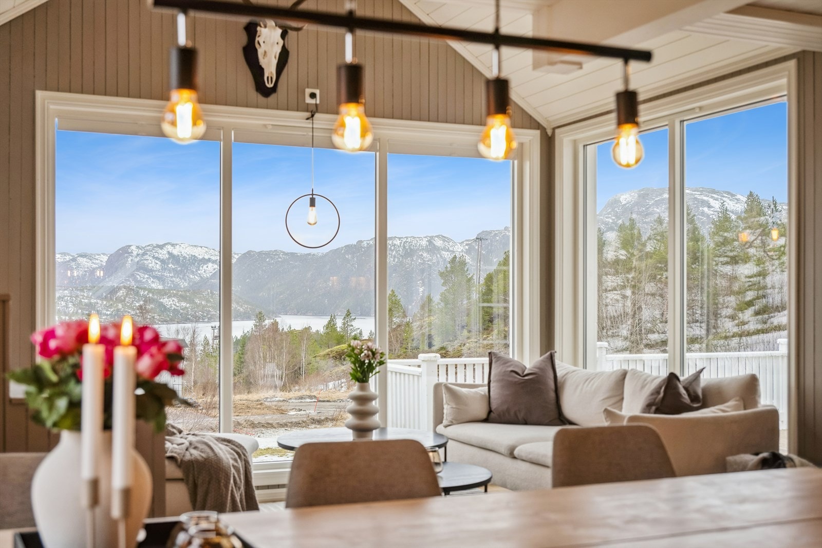 Fra boligen er det flott utsikt utover nærområdet. Galleribilde