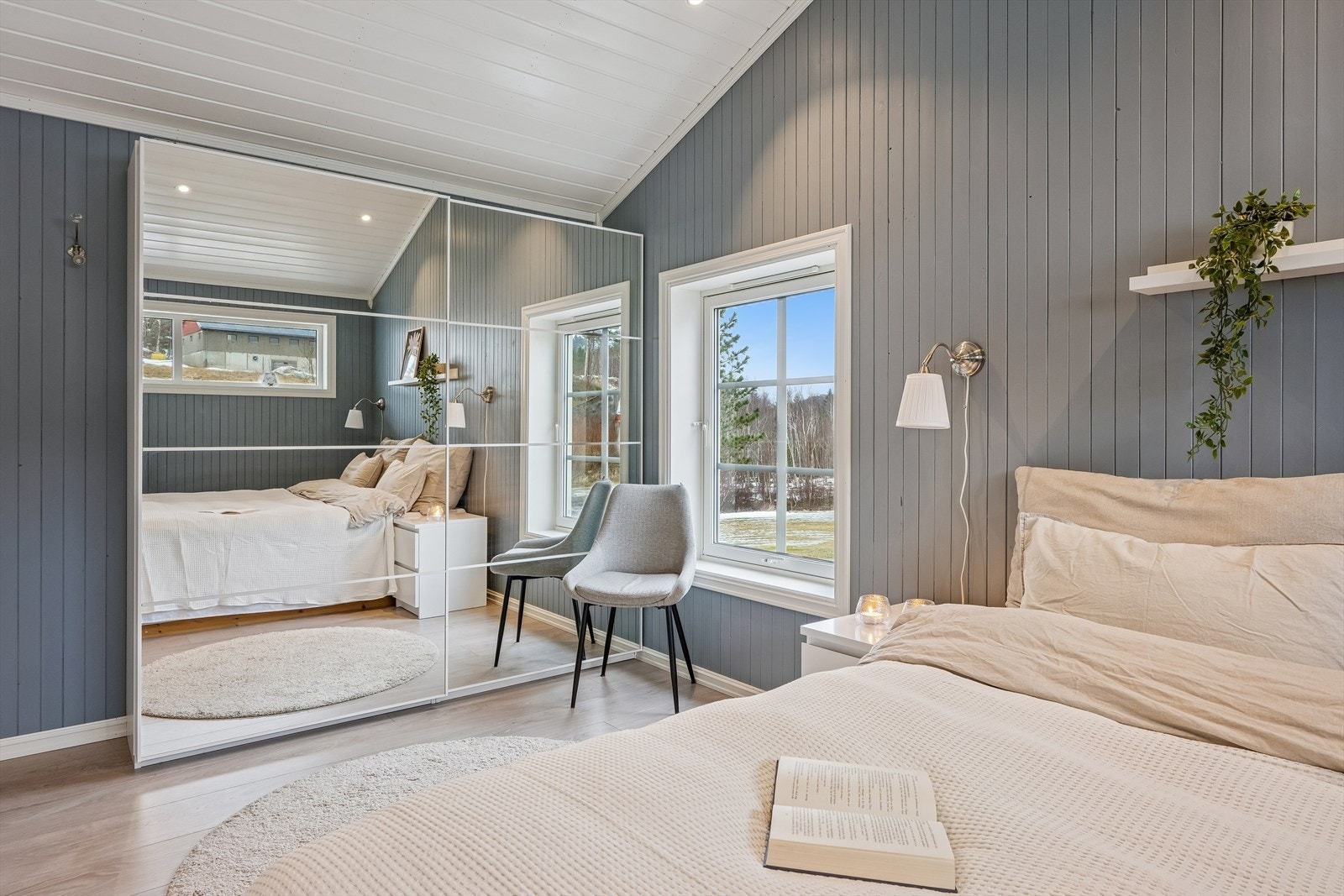 Praktisk skyvedørsgarderobe medfølger handelen. Galleribilde