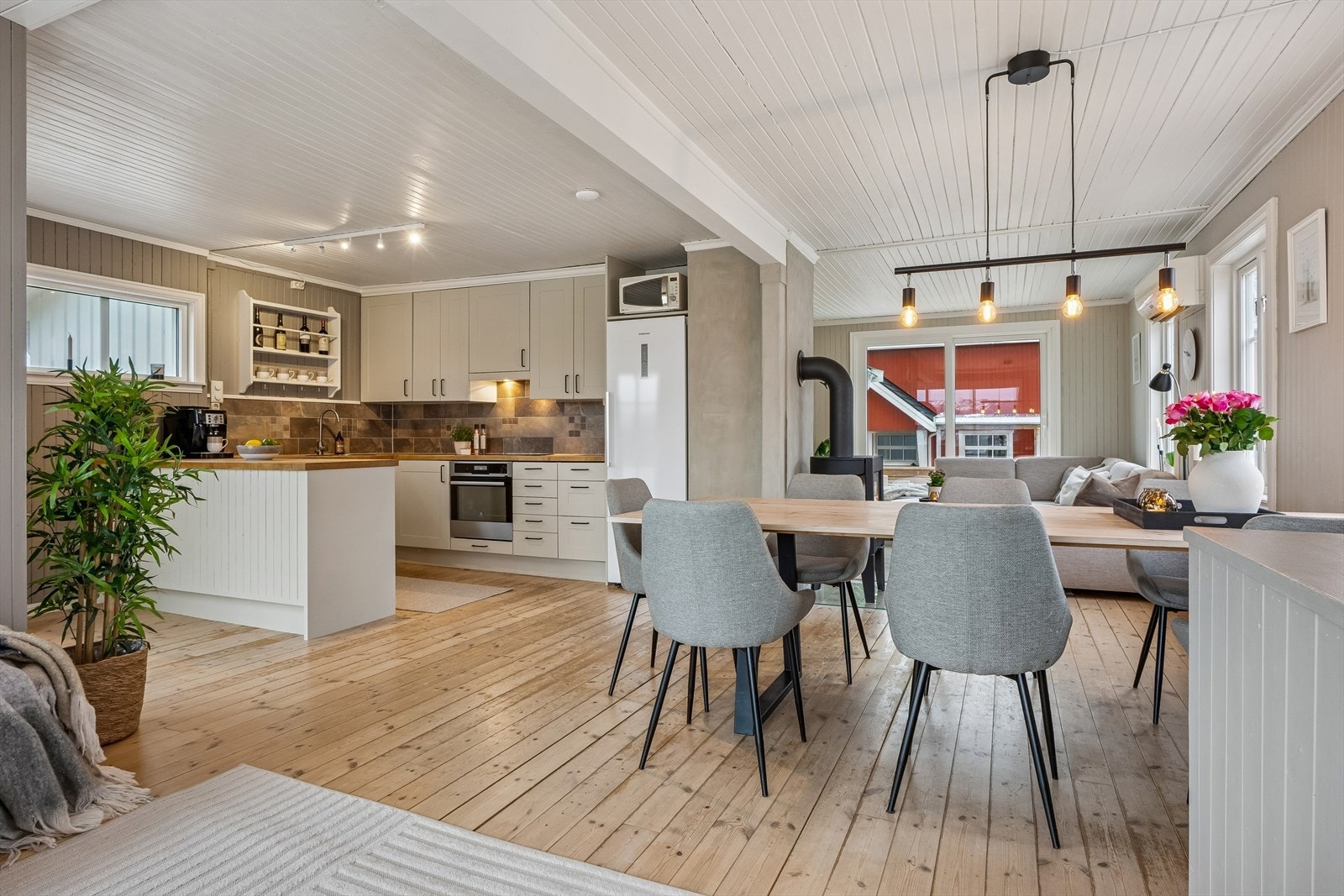 På kjøkkenet er det benkeplaten er av heltre eik med lakkerte overflater. Godt med skap- og benkplass. Galleribilde