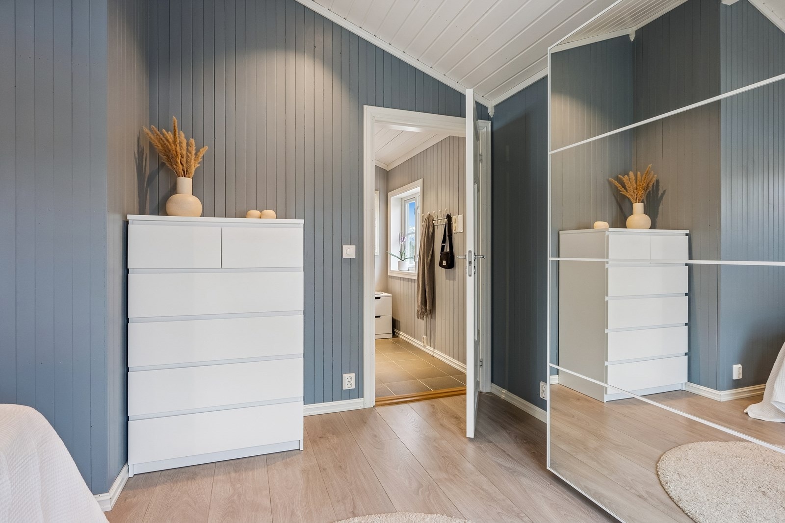 Fra gangen kommer man inn til et romslig soverom på ca. 13 kvm. Galleribilde