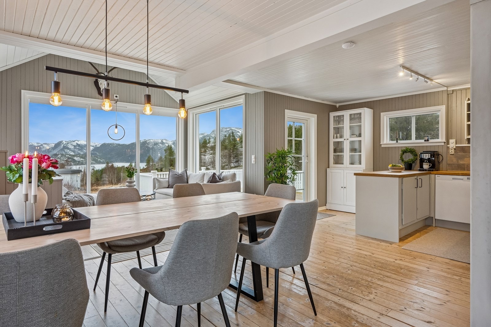 En del overflater ble oppgradert i 2005 og fra 2005-2020, men det meste er maling av trepanel på vegger og tak. Galleribilde