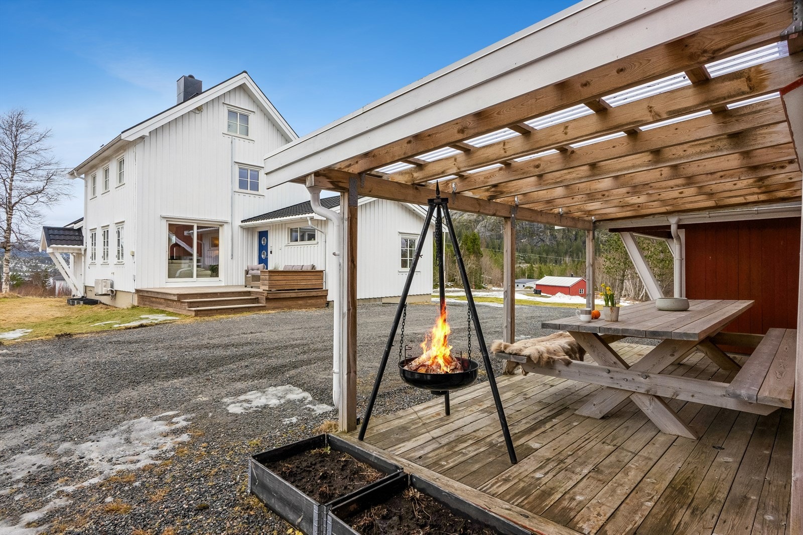 Det ble lagt nytt tak på hovedbygget i 2015 og på tilbygg til stue i 2020. Tak over inngangspartiet er fra 2005. Montert elbillader. Galleribilde