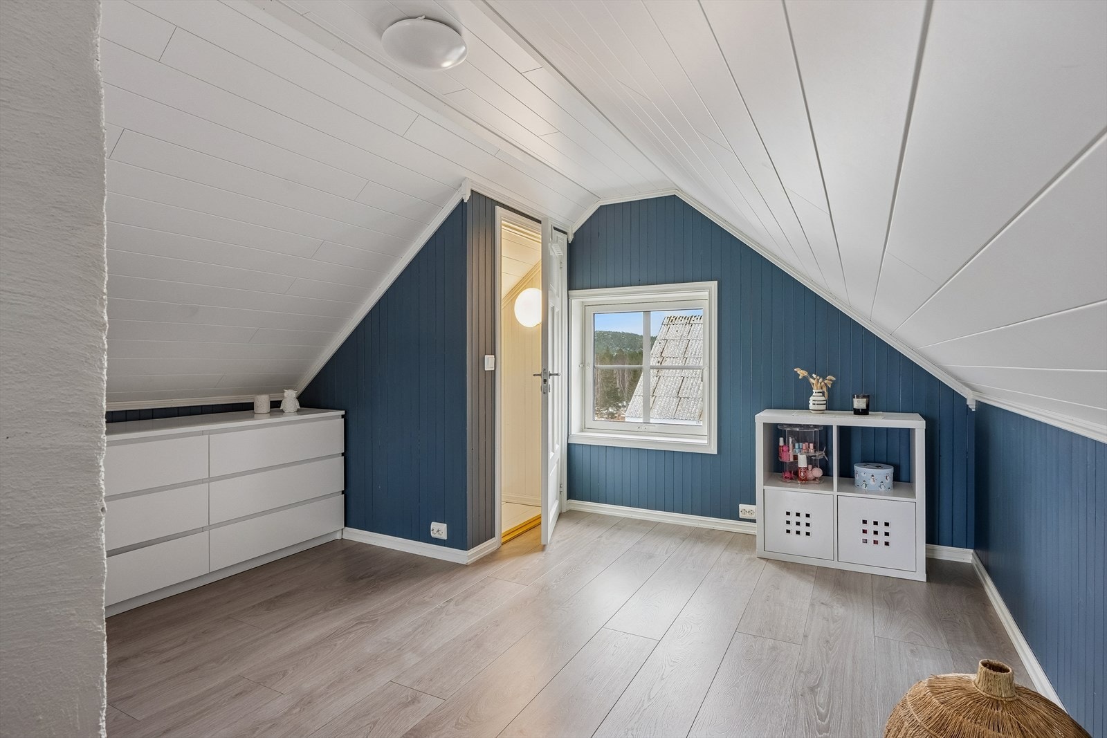 Allrom på ca. 23 kvm. Muligheter for oppbevaring i kott. Galleribilde