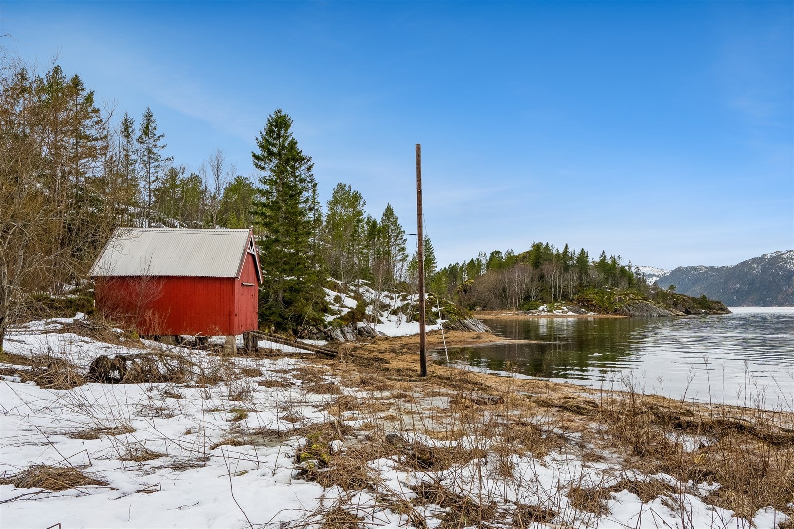 Eiendommen har rett på naust ved vannet og jaktvald på Otterøya. Galleribilde