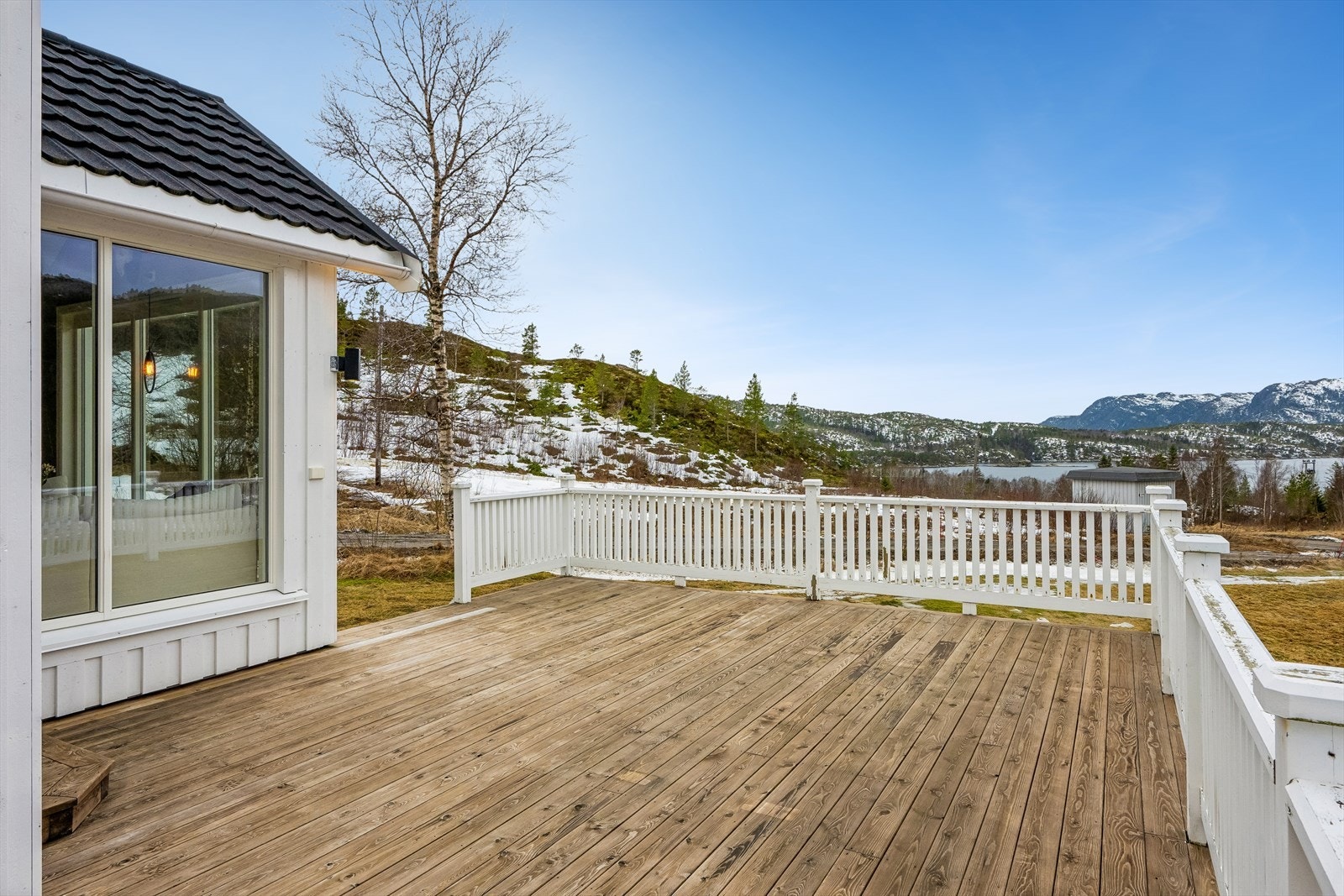 Fra stuen har man direkte utgang til en stor terrasse på ca. 33 kvm. Flott utsyn utover nærområdet. Galleribilde