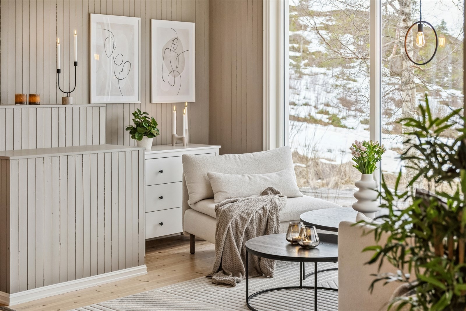 Det er åpen stue-/kjøkkenløsning på ca. 48 kvm, med gode møbleringsmuligheter. Galleribilde