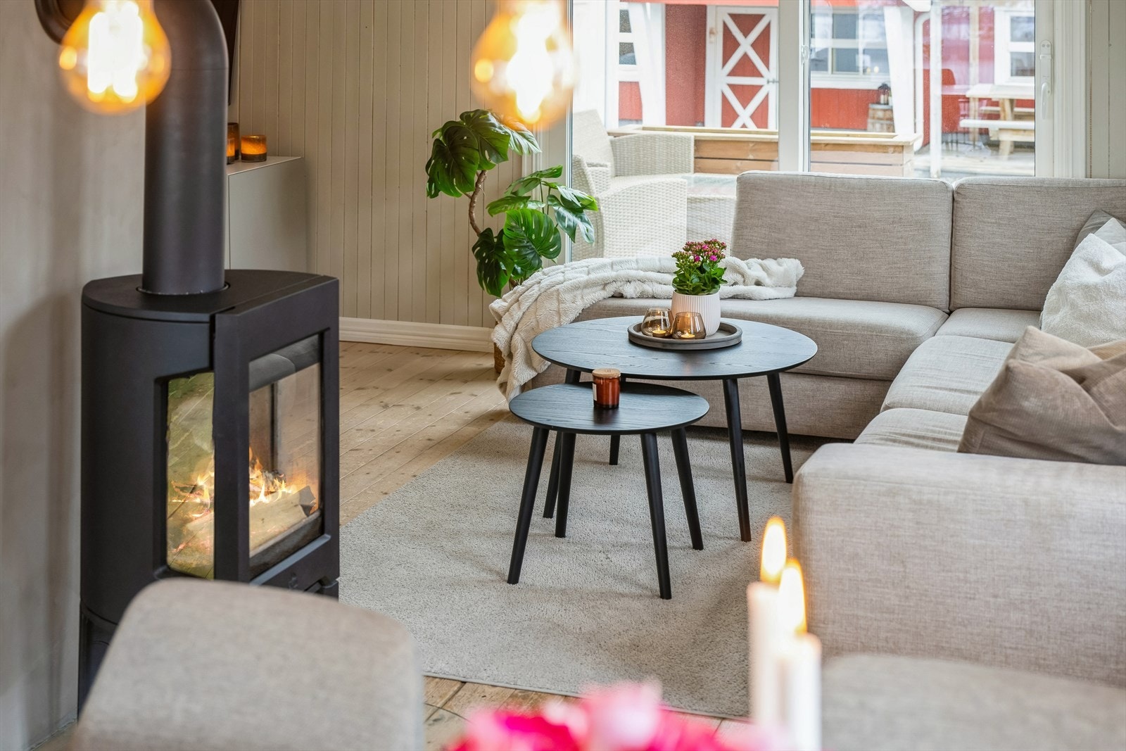 Våningshuset benytter seg av elektrisitet, vedfyring og varmepumpe som oppvarmingskilder. Vedovn i stue er fra 2022. Ved fra egen skog. Galleribilde