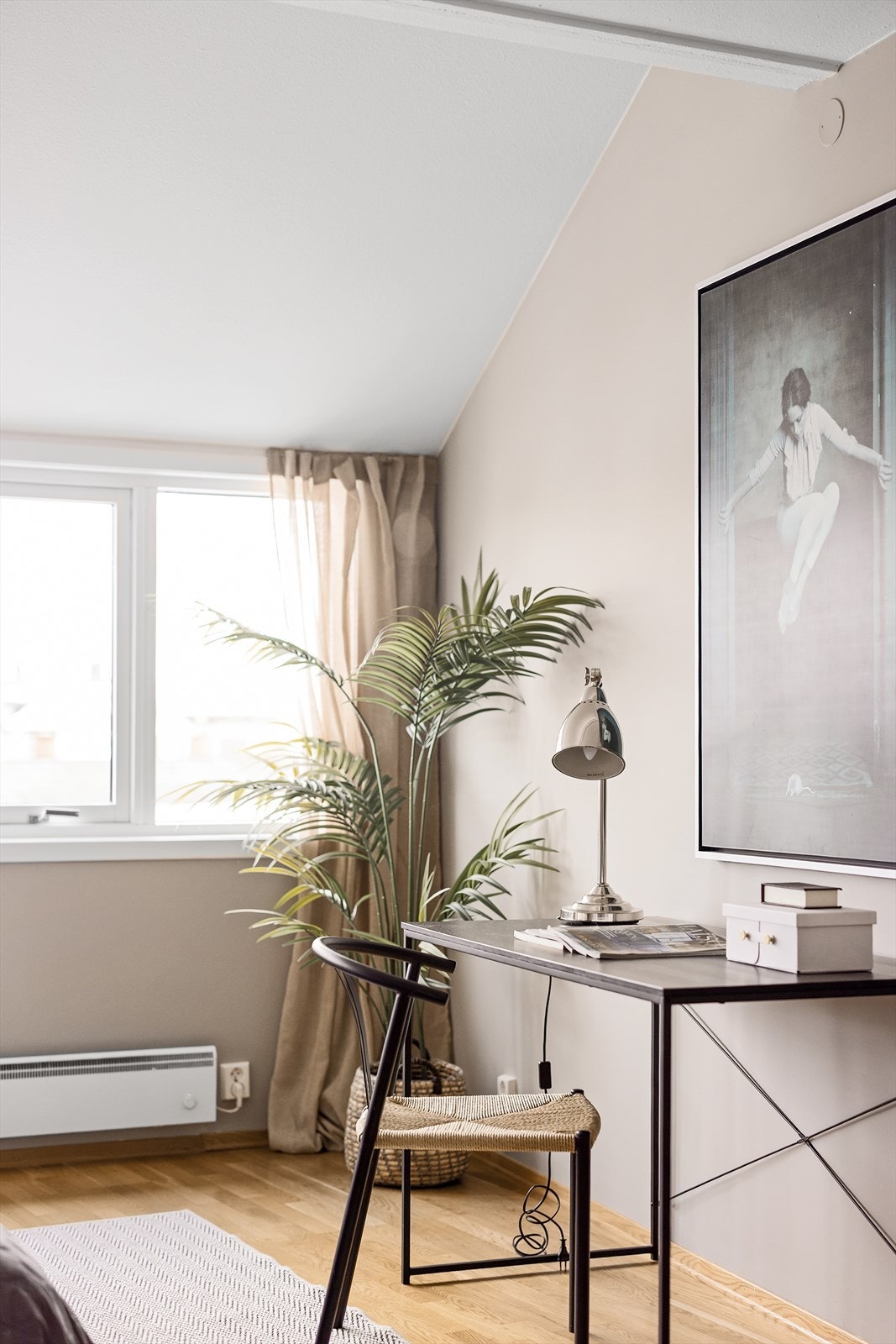 Skråtak kombinert med ekstra god takhøyde i deler av rommene skaper en luftig og fin romfølelse Galleribilde