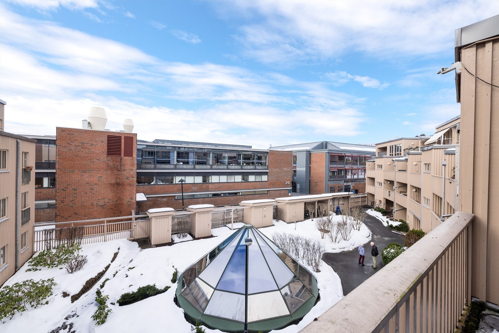 Fra balkongen ser man ut over det åpne atriummet, samt fin ettermiddags- og kveldssol Galleribilde