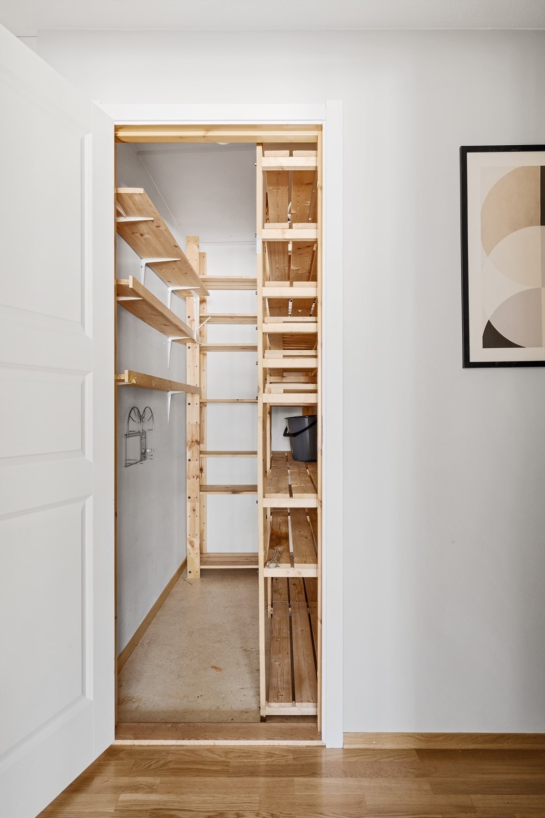 Fra entreen er det adkomst til en innvendig bod med hyller for praktisk oppbevaring Galleribilde