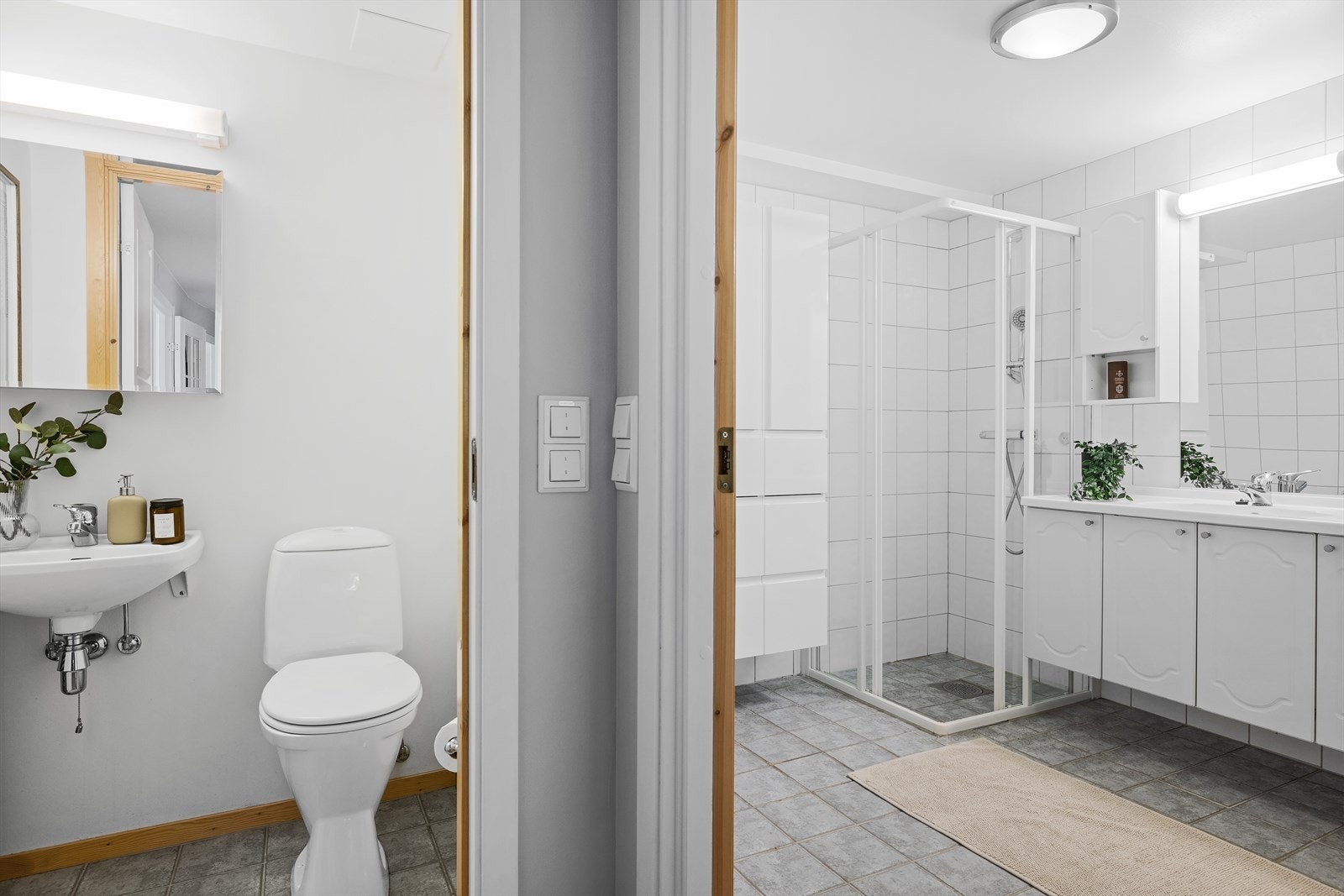 Gjestetoalettet ligger vegg i vegg med badet Galleribilde