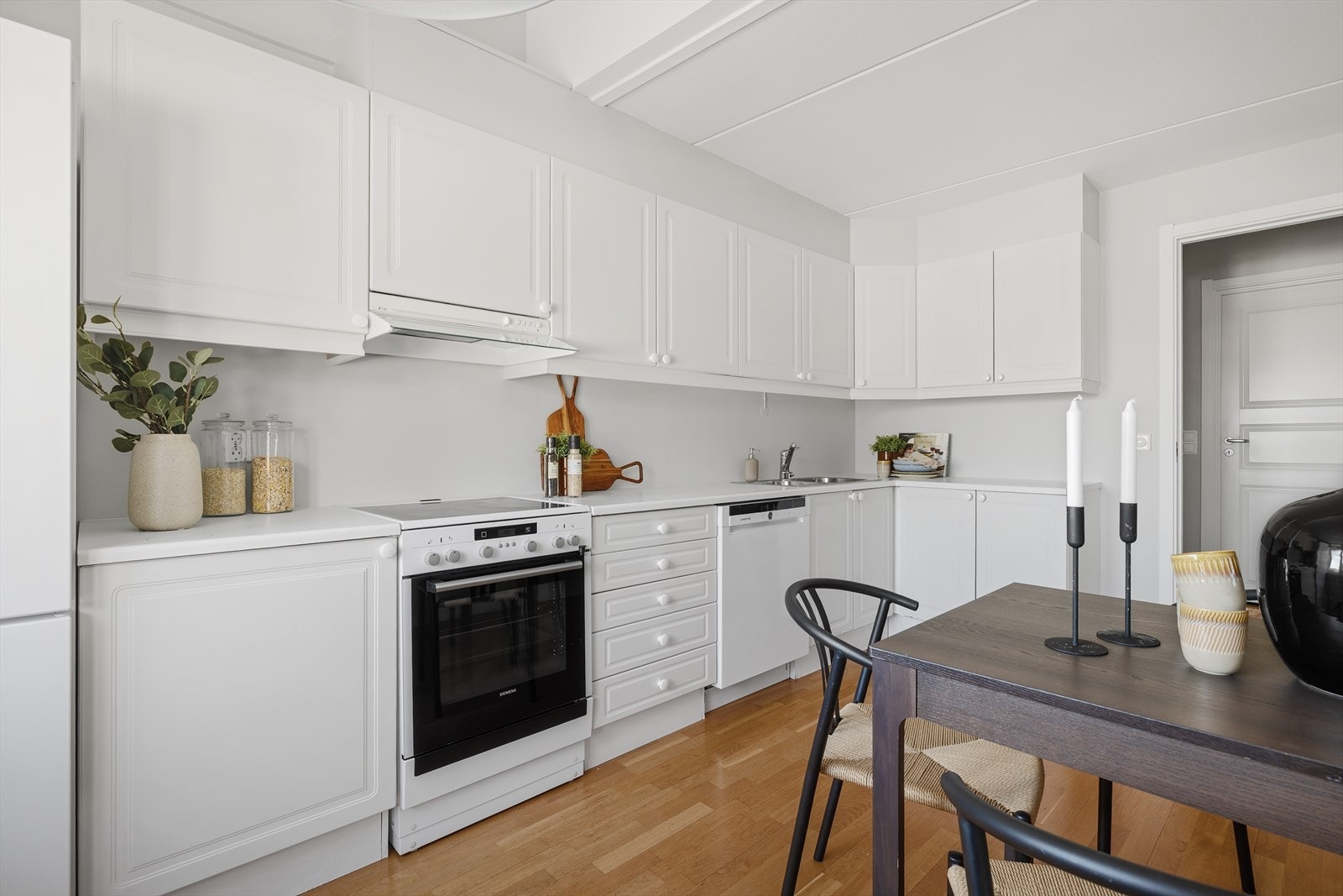 Kjøkkenet er praktisk utformet med store arbeidsflater og gode oppbevaringsmuligheter Galleribilde