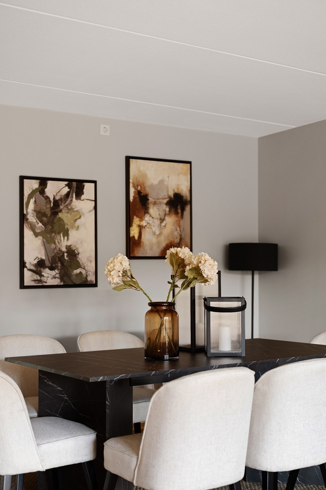 Stuen har god plass til stort spisebord - et naturlig samlingspunkt for hverdagsliv og gjester Galleribilde