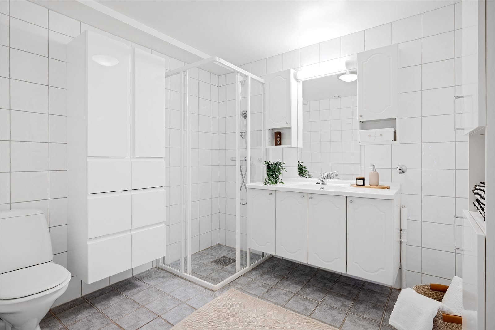 Stort, helfliset bad med varmekabler i gulv og opplegg for vaskemaskin Galleribilde