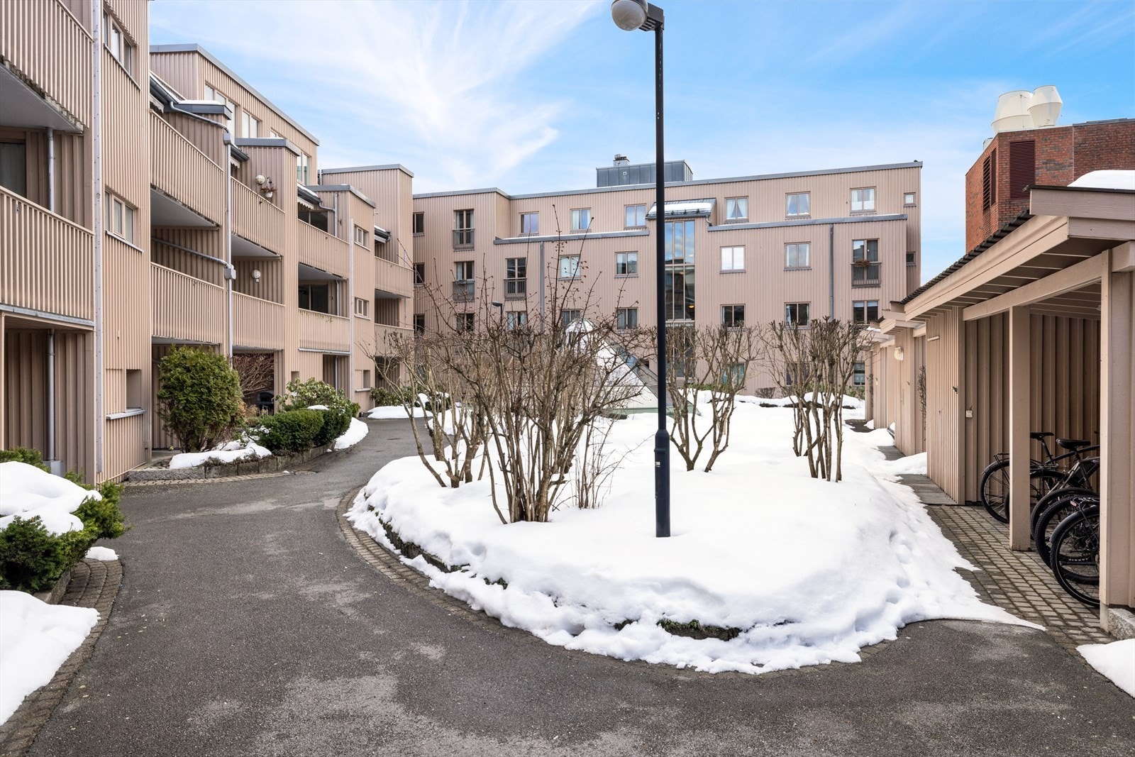 Sameiet har et flott, lukket felles gårdsrom. Frodig beplantning, belysning, sittegrupper og sykkelparkering. Asfalterte internveier med varmekabler sikrer snøfri ferdsel vinterstid Galleribilde