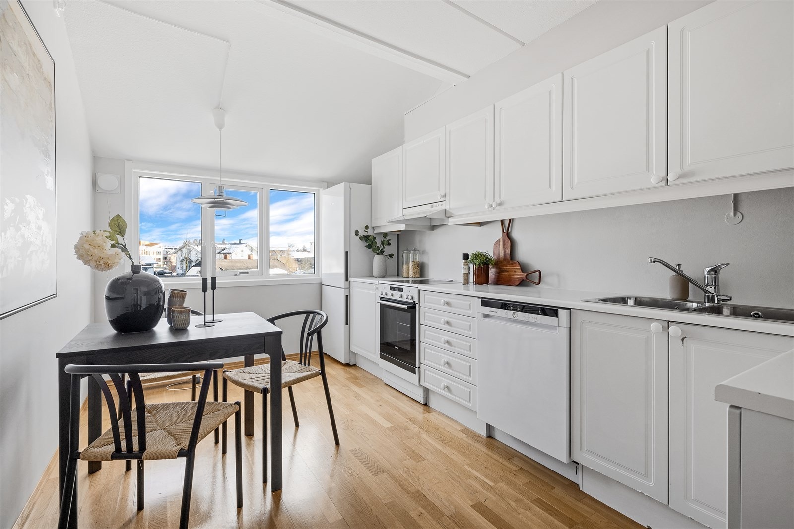 Stort og lyst kjøkken i egen avdeling med gode lysforhold og plass for spisebord Galleribilde