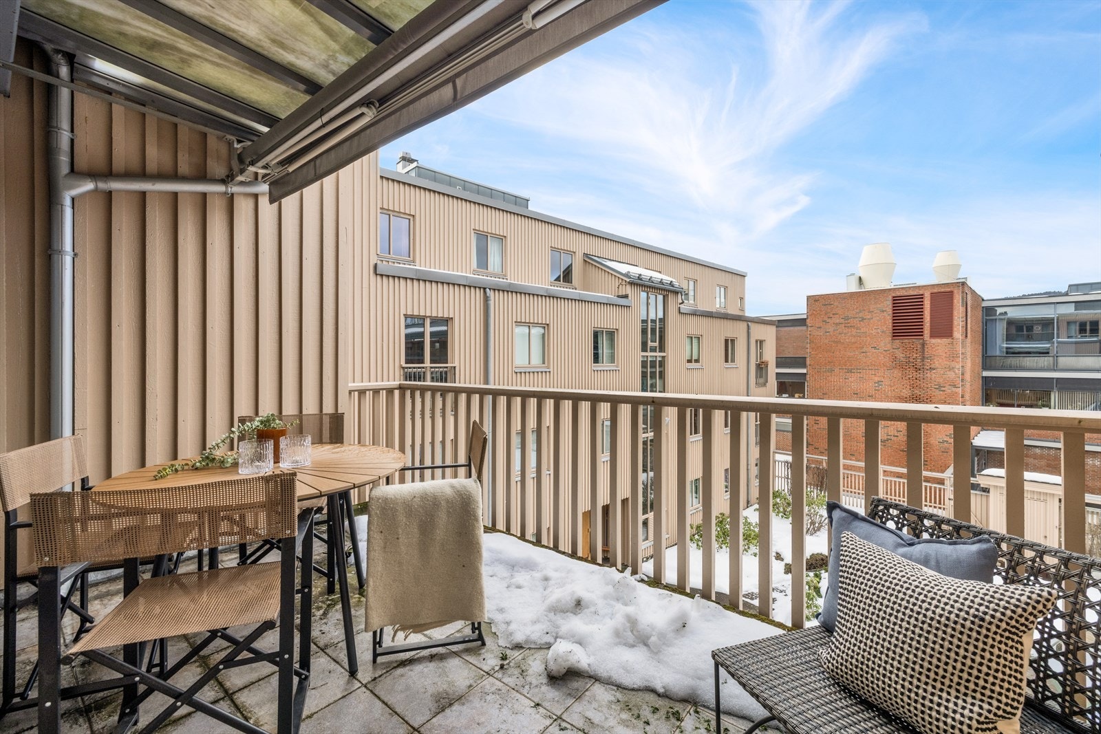 Stor og gjennomgående 3-roms leilighet på 112 kvm med skjermet balkong og fin ettermiddags- og kveldssol Galleribilde