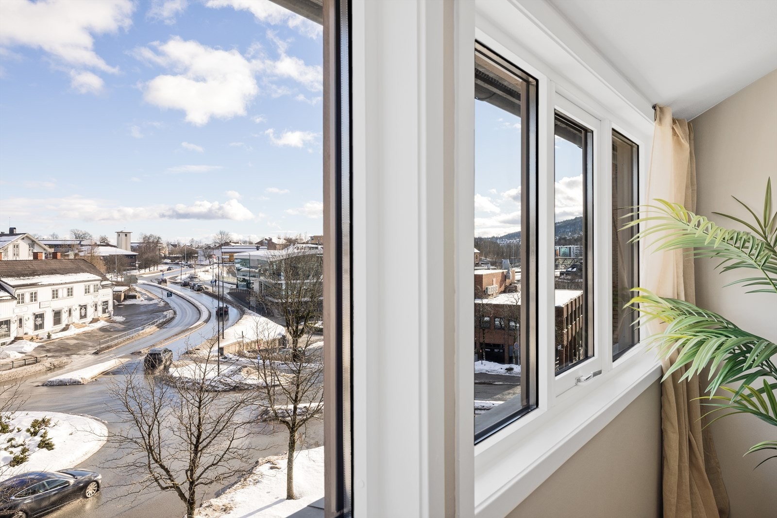 Her bor du med "alt" av servicetilbud rett utenfor døren. Leiligheten har heisadkomst og direkte forbindelse til Trekanten kjøpesenter Galleribilde