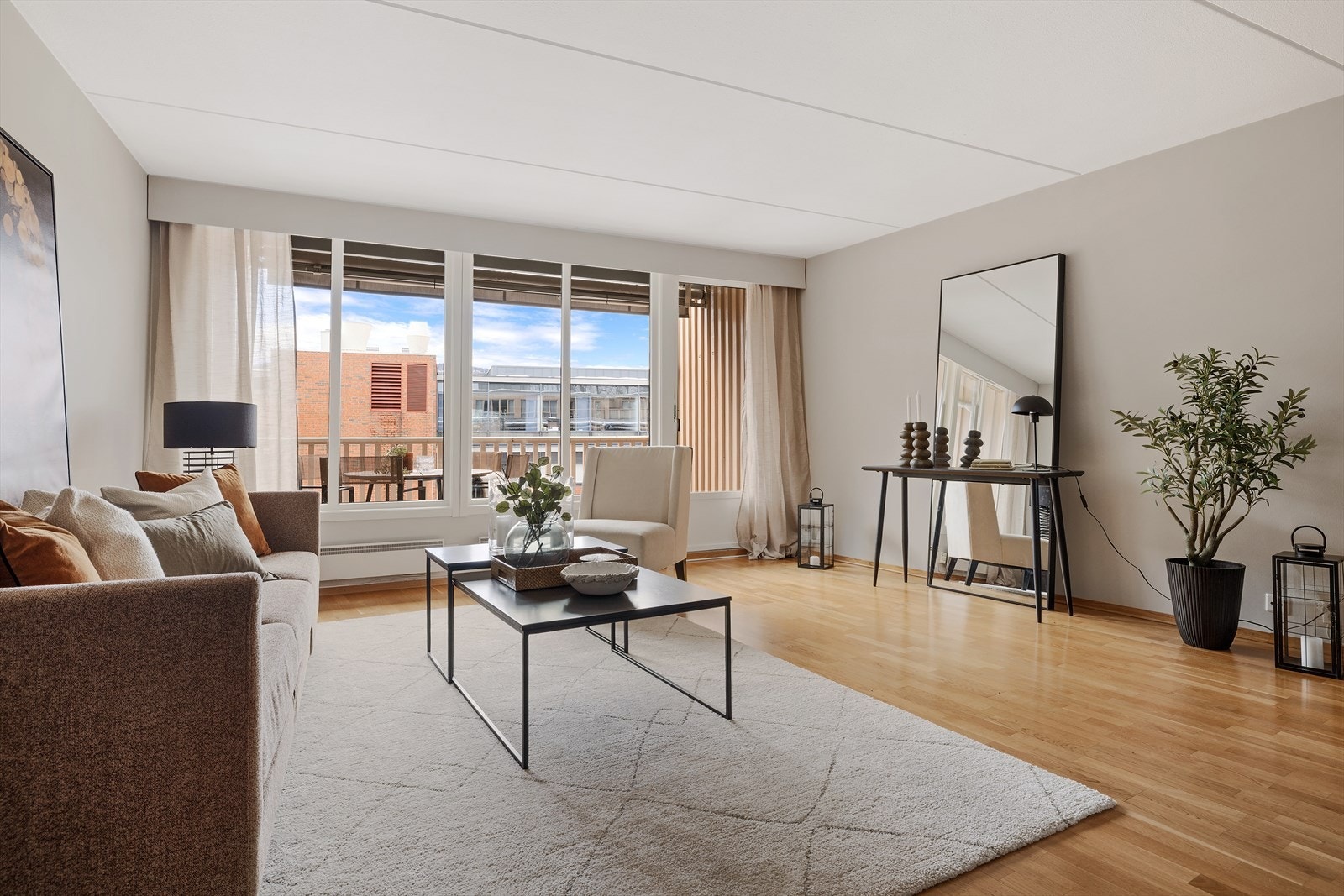 Leiligheten er gjennomgående med store vindusflater i alle rom, noe som gir svært gode lysforhold og en luftig romfølelse Galleribilde