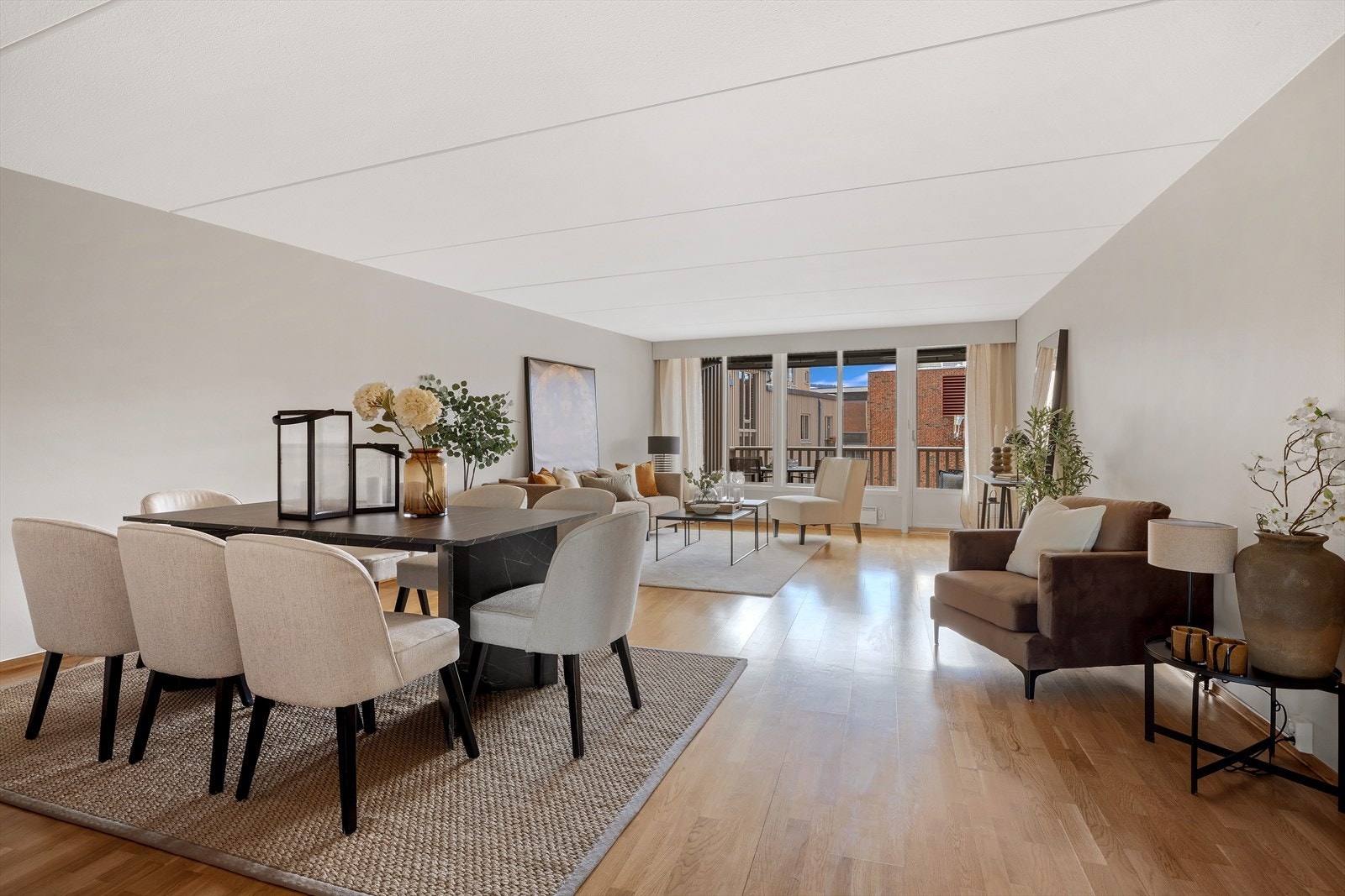 Stor og usjenert stue med peis og utgang til balkong Galleribilde