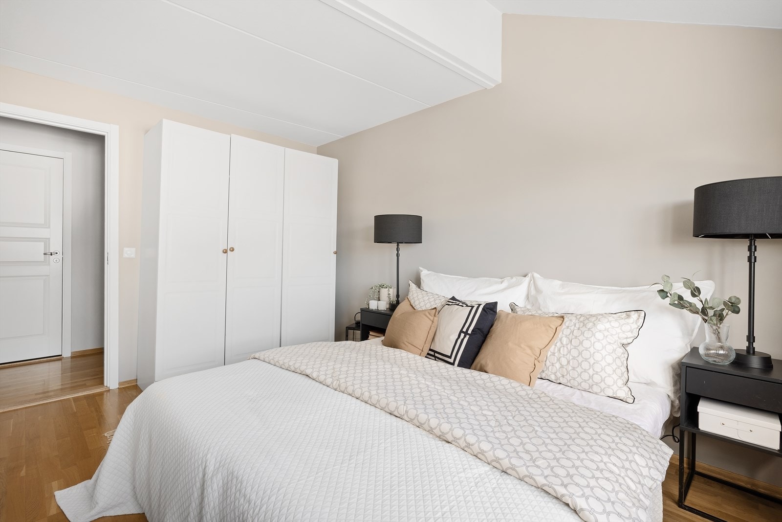 Begge soverommene har plass til dobbeltseng, nattbord, kontorpult og oppbevaringsmøblement - noe som gir fleksibilitet enten man ønsker et hovedsoverom, eller et gjesterom med god komfort Galleribilde