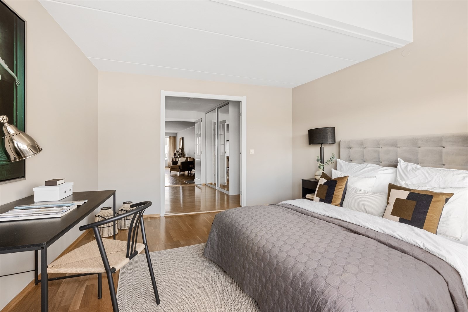 Leiligheten inneholder to romslige soverom - begge har gode møbleringsmuligheter Galleribilde