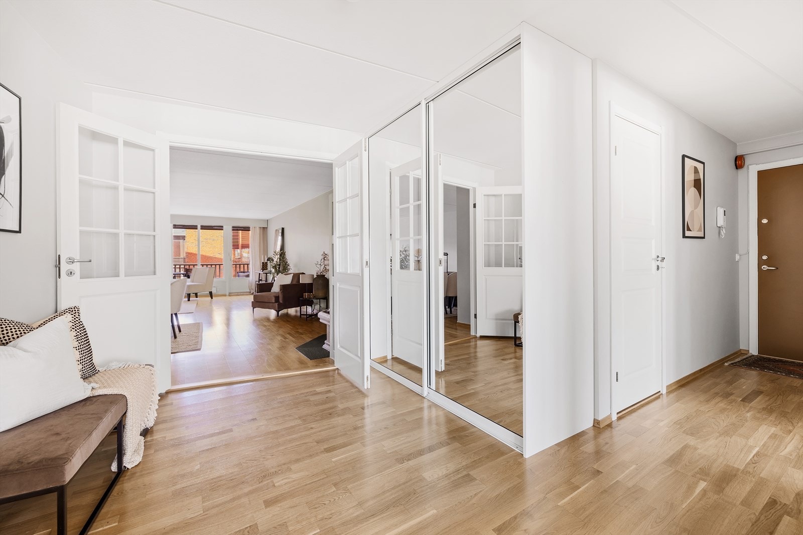 Stor hall med skyvedørsgarderobe og adkomst til bod Galleribilde