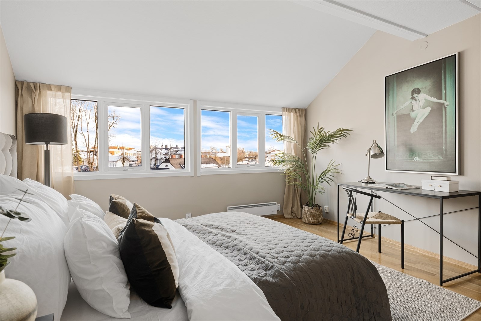 Stort soverom med vinduer langs hele endeveggen Galleribilde