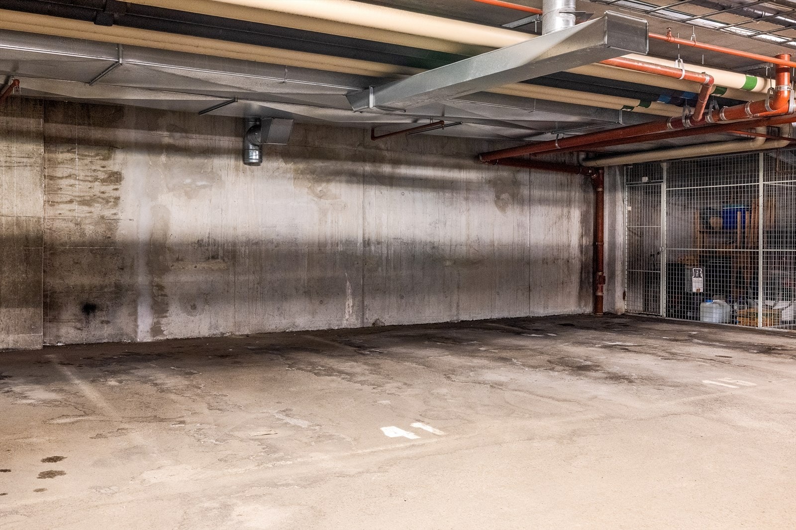 Det er heis ned til felles garasjeanlegg hvor leiligheten disponerer garasjeplass Galleribilde