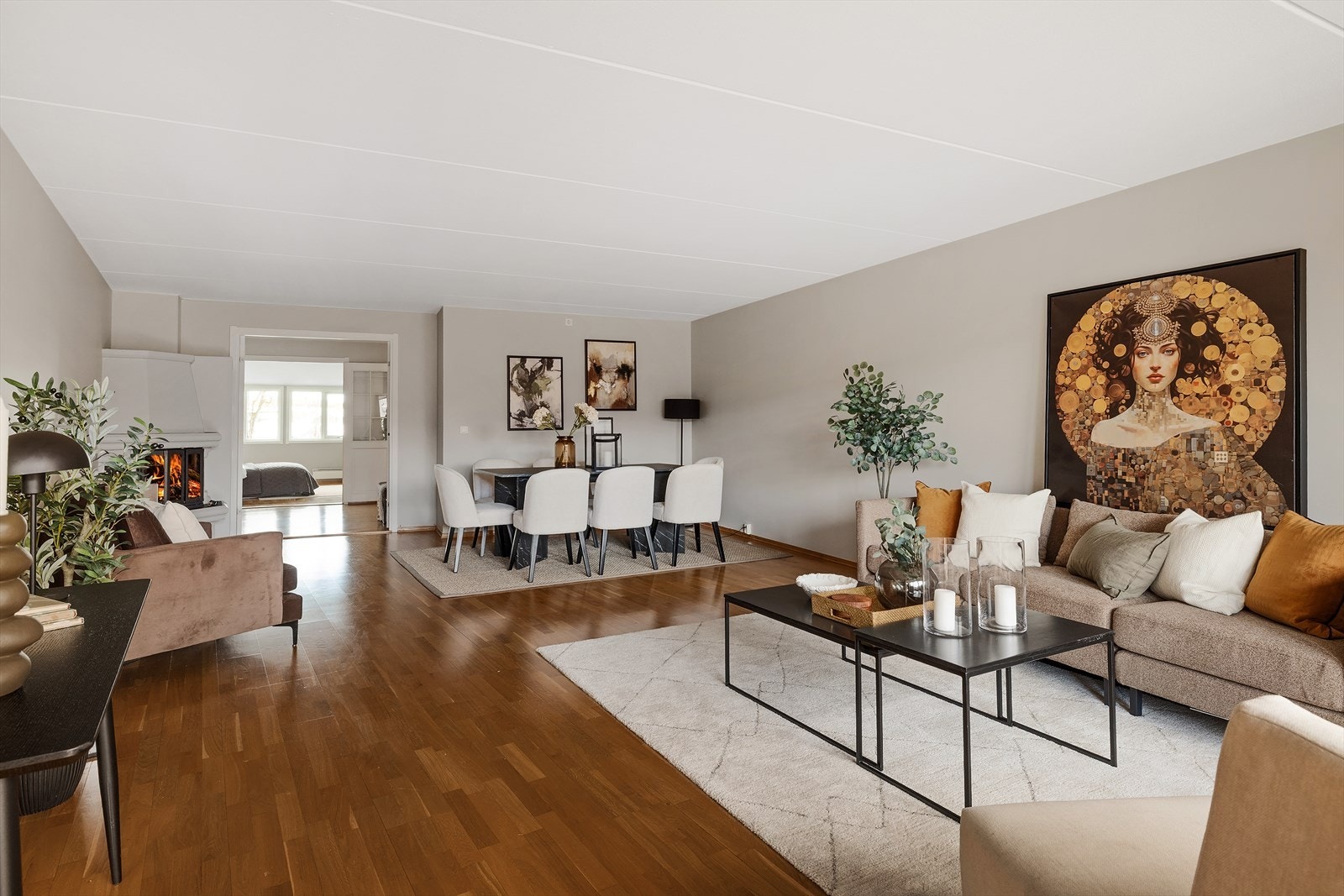 Stuen er romslig og fleksibel med gode møbleringsmuligheter for sofagruppe, stort spisebord, samt medie- og oppbevaringsmøblement Galleribilde