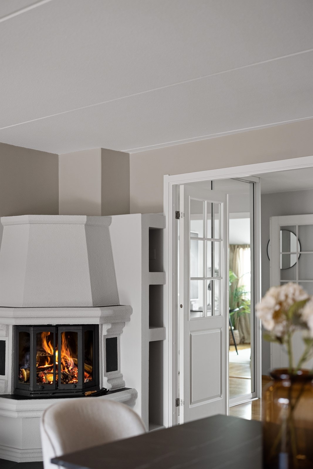 Stemningsfull peis gir ekstra varme og hygge på kjølige dager Galleribilde