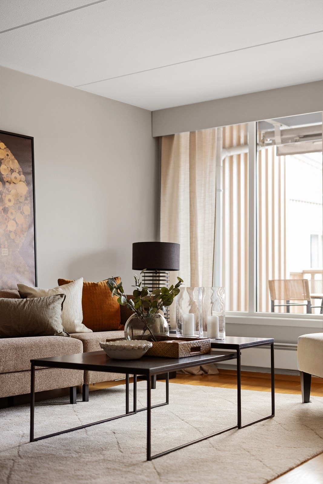 Leiligheten har parkettgulv og nymalte tak- og veggflater Galleribilde