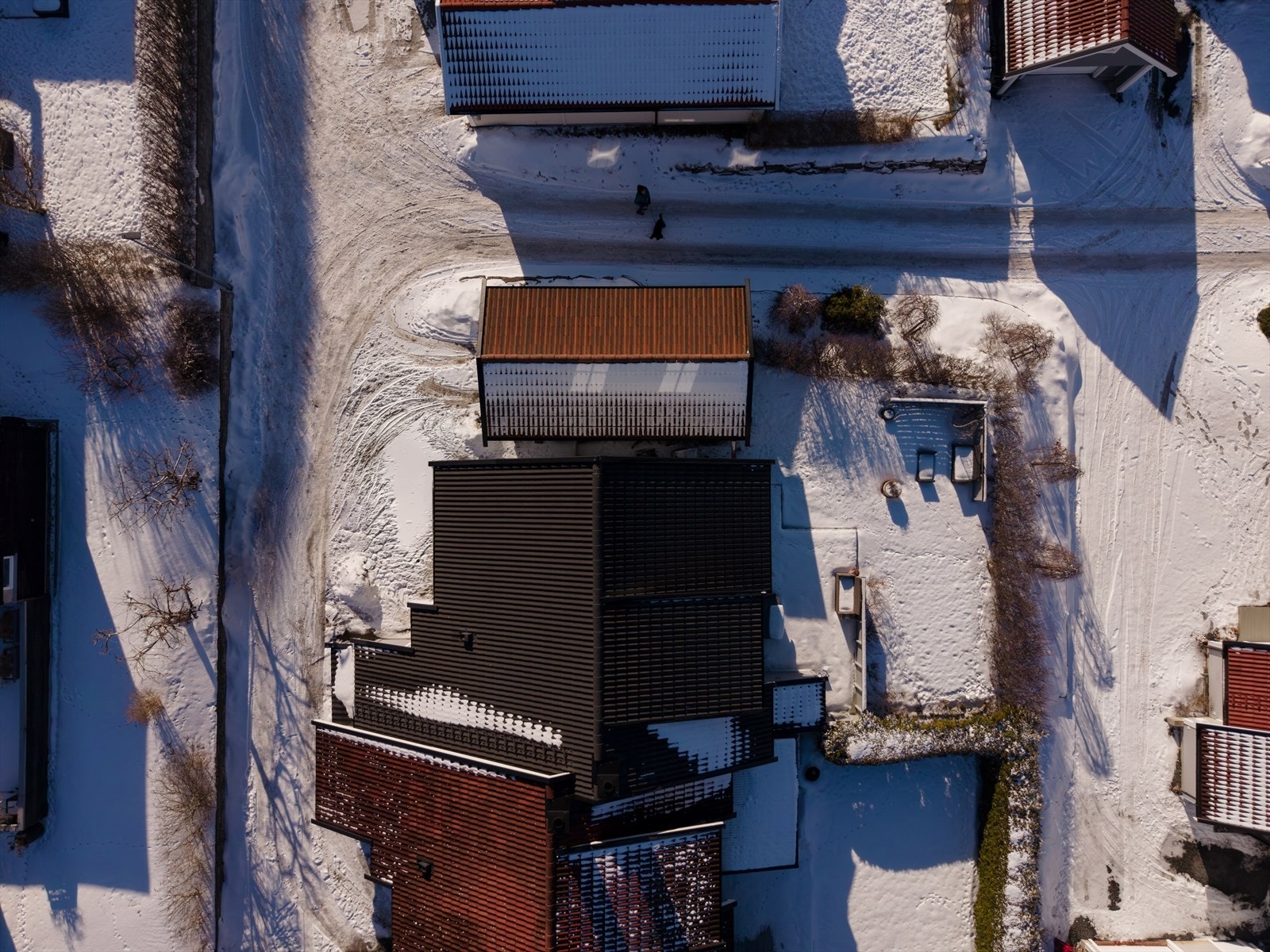 Dagligvarehandelen er også lett tilgjengelig med Kiwi Kambo og Rema 1000 Son i nærheten, henholdsvis 10 og 15 minutters gange fra boligen. Galleribilde