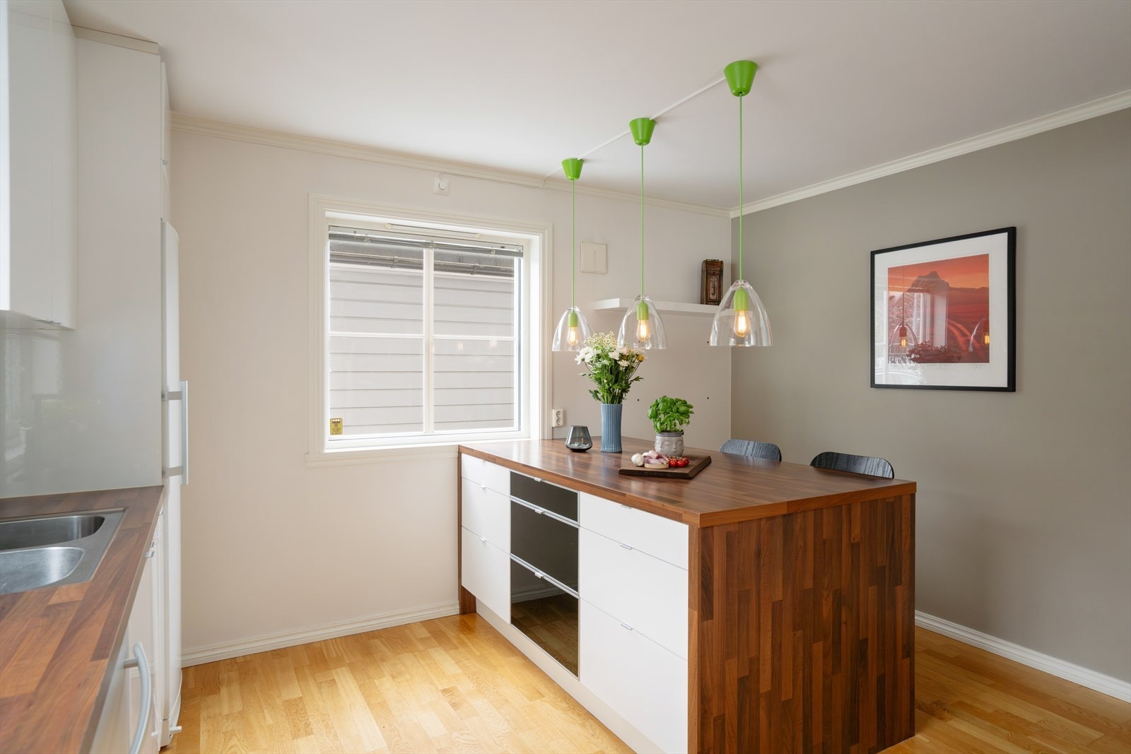 Det er parkett på gulv og malte flater på vegger og himling. Galleribilde