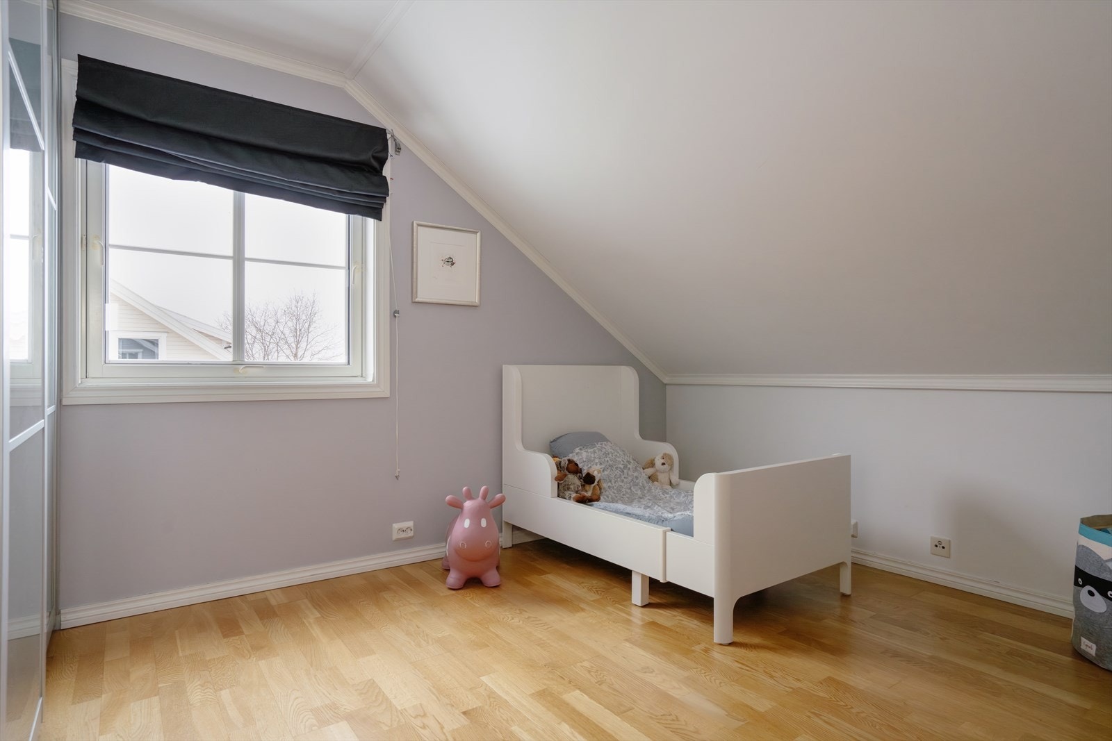 Soverom 3 blir brukt som barnerom og har plass til garderobe. Galleribilde