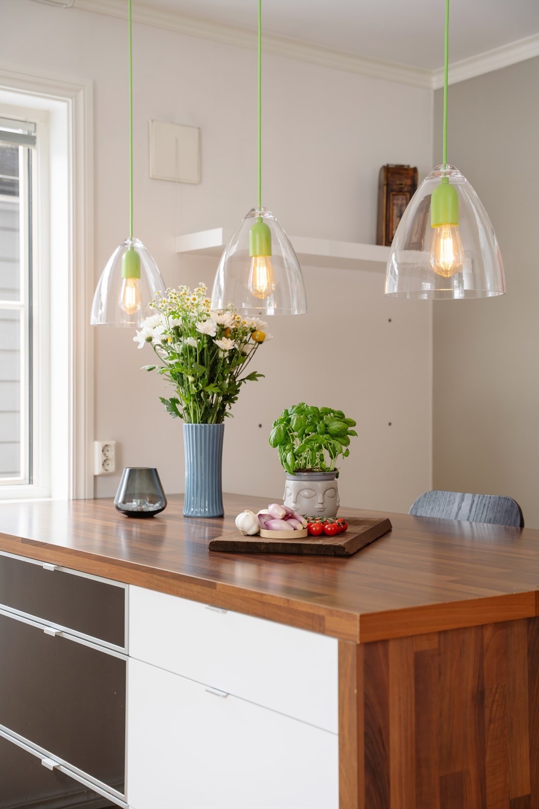 Kjøkkenet har en halvøy med ekstra skap- og benkeplass. Galleribilde